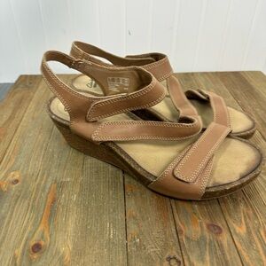 Clark’s Wedge Sandals 9.5 Tan Leather  Cork Comfort Beverly Ordo